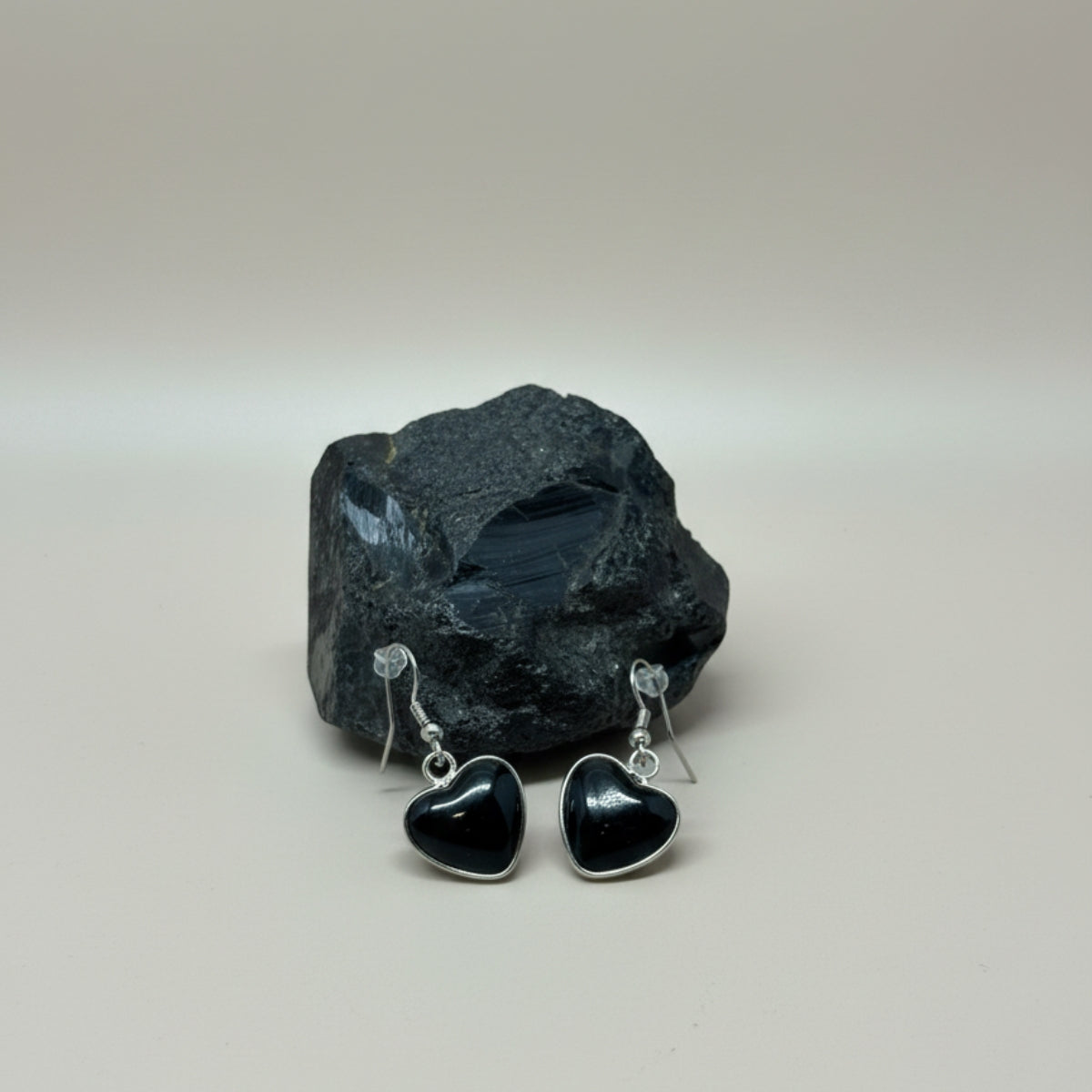Aros Corazón de Obsidiana Negra Natural y Acero para Protección y Sanación