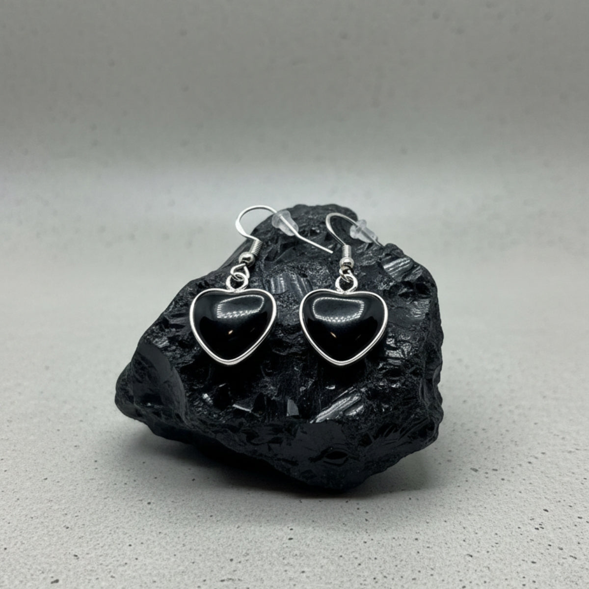Aros Corazón de Obsidiana Negra Natural y Acero para Protección y Sanación