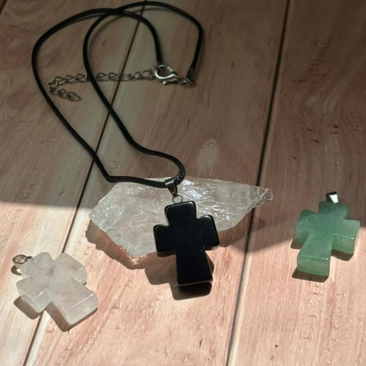Collar Cruz de Ónix Negro Natural para Protección y Fuerza