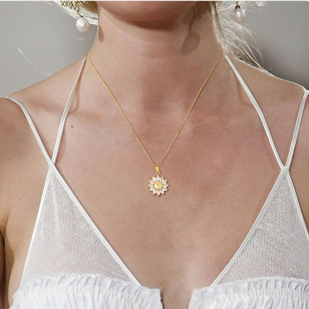 Collar Girasol de Acero con Baño de Oro para Alegría y Vitalidad