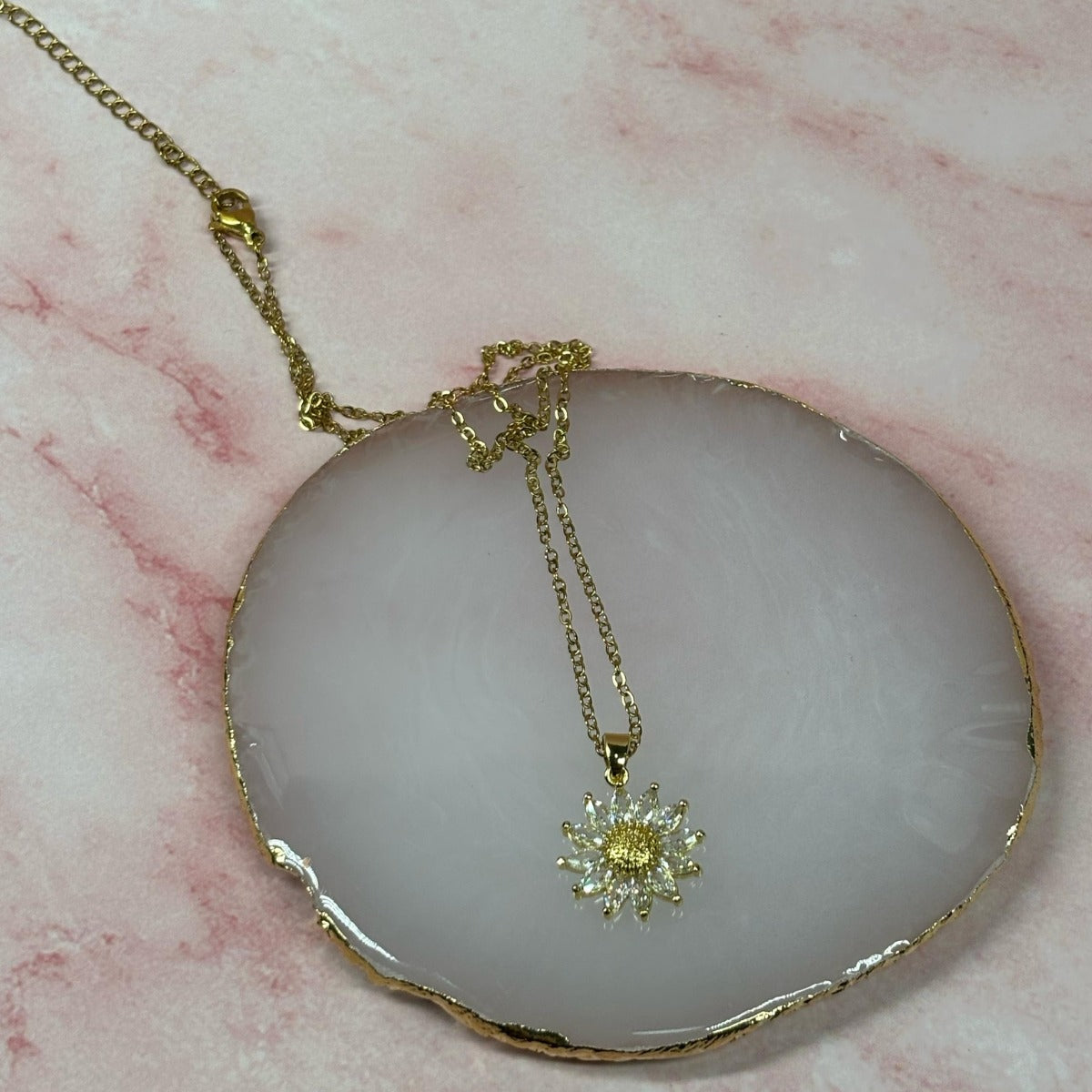 Collar Girasol de Acero con Baño de Oro para Alegría y Vitalidad