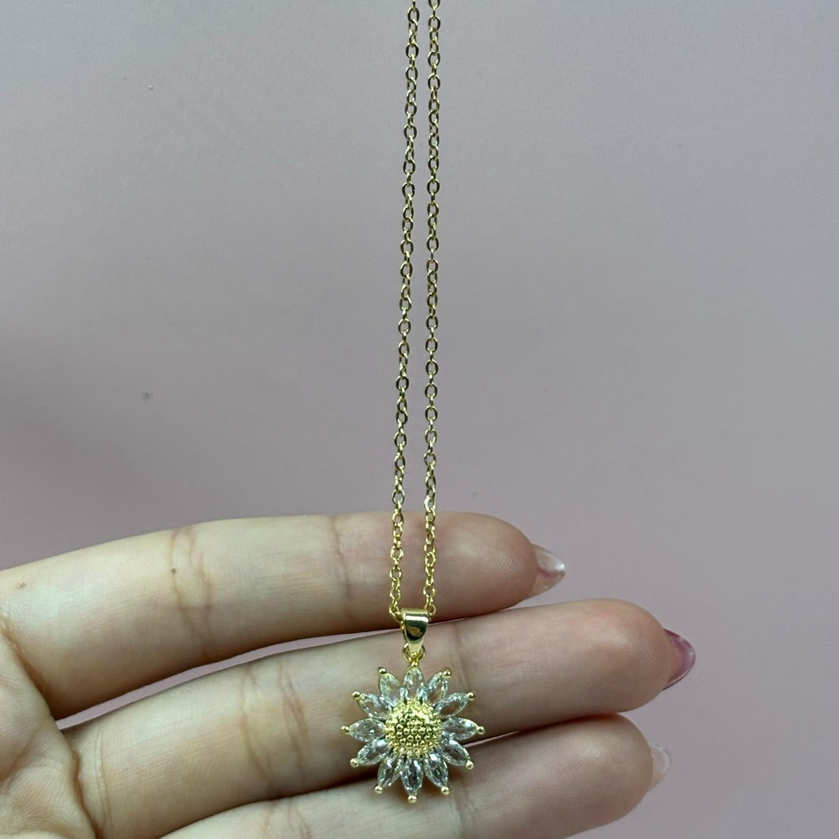 Collar Girasol de Acero con Baño de Oro para Alegría y Vitalidad