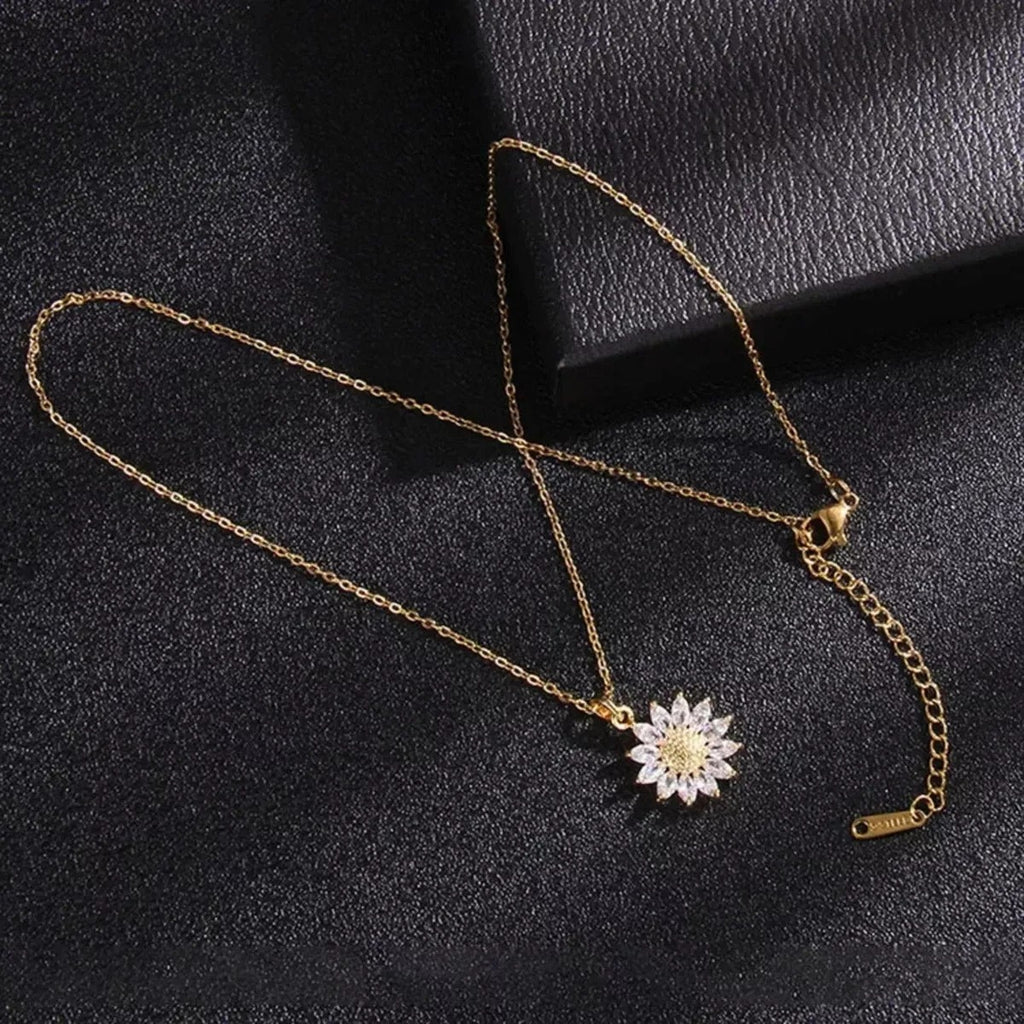 Collar Girasol de Acero con Baño de Oro para Alegría y Vitalidad