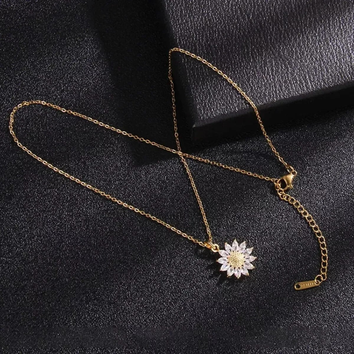 Collar Girasol de Acero con Baño de Oro para Alegría y Vitalidad