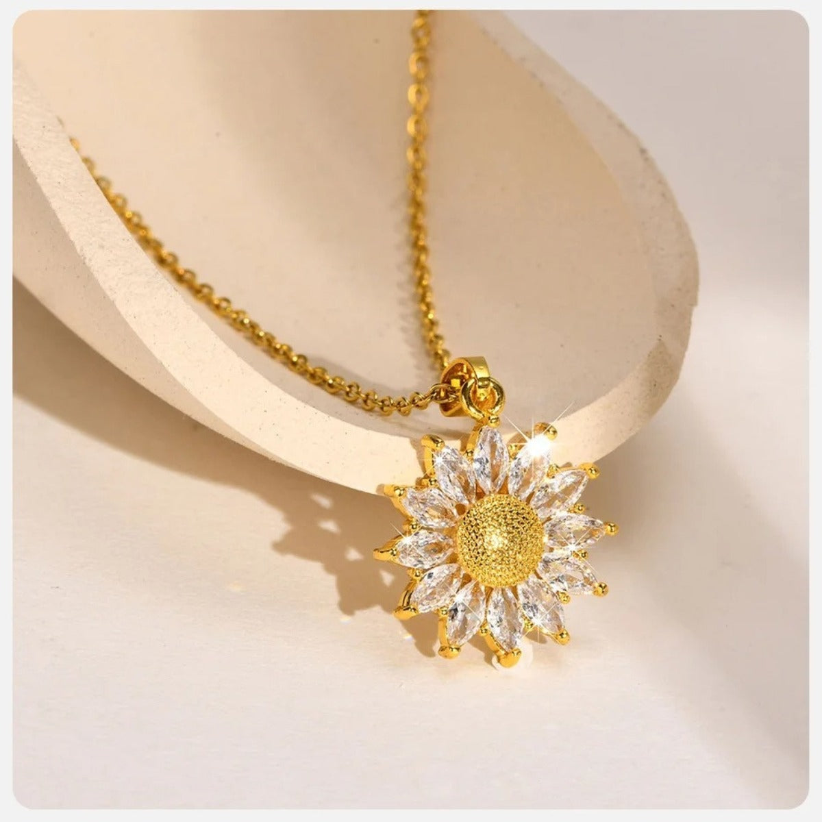 Collar Girasol de Acero con Baño de Oro para Alegría y Vitalidad