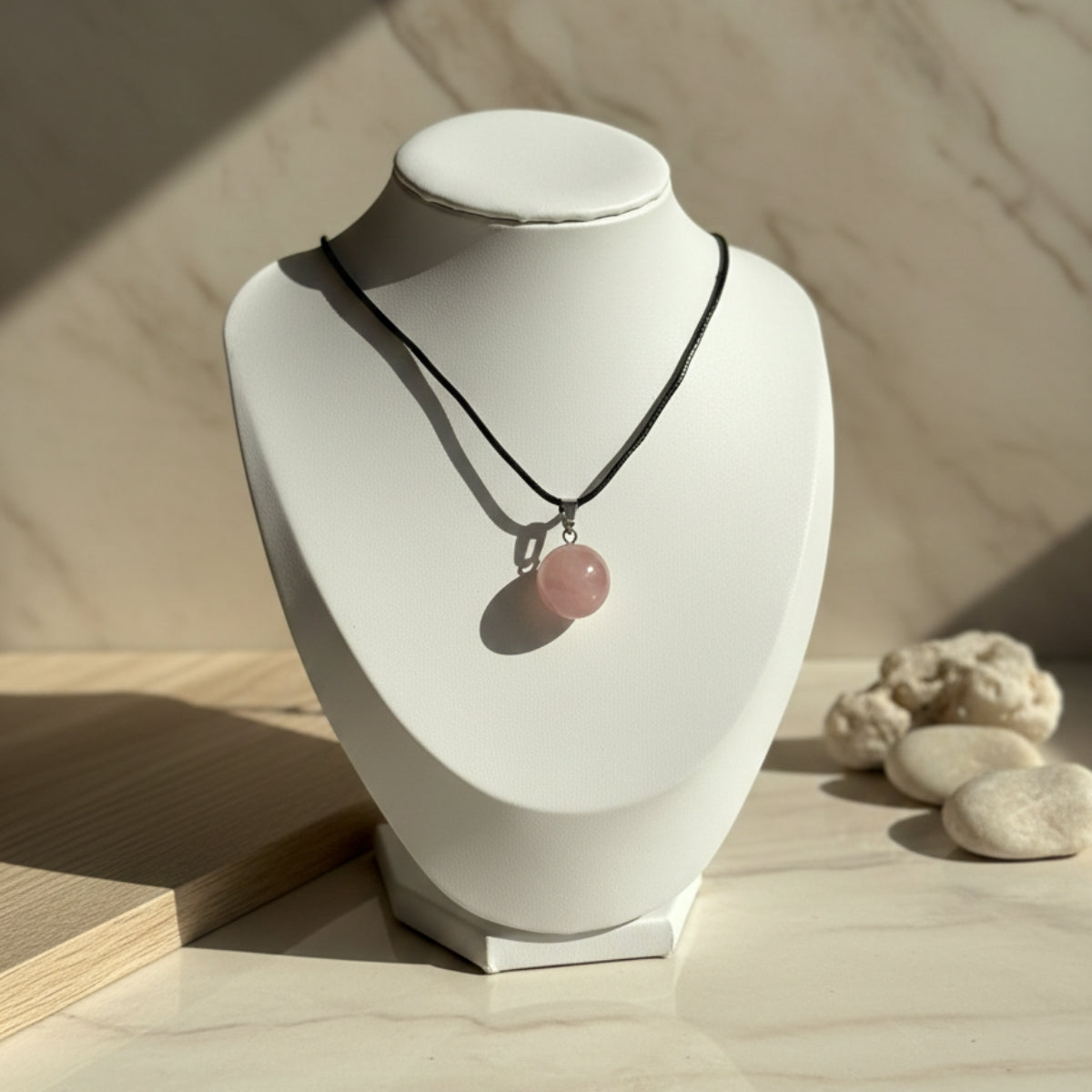 Collar de Cuarzo Rosa Cuero PU – Amor y Sanación