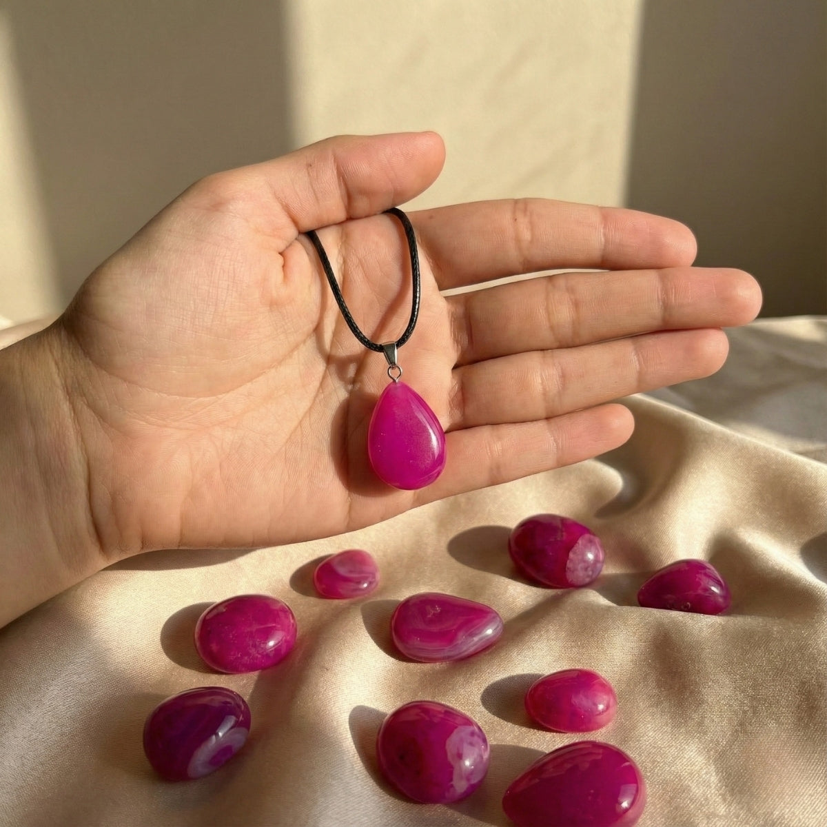 Collar de Ágata Fucsia Gota – Energía y Alegría