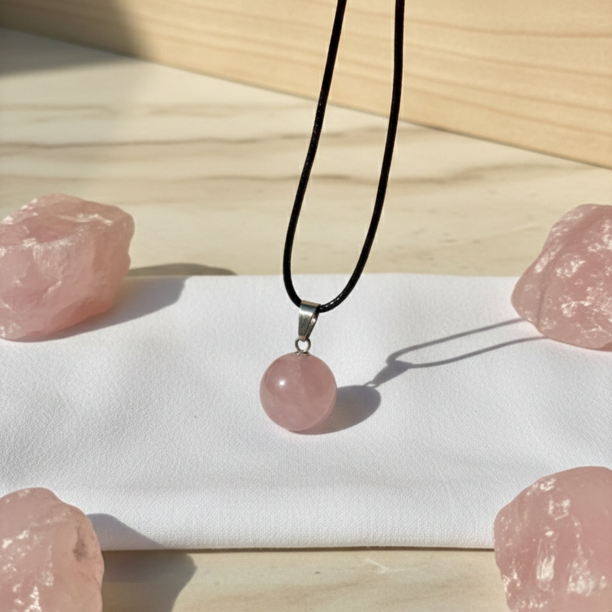 Collar de Cuarzo Rosa Cuero PU – Amor y Sanación