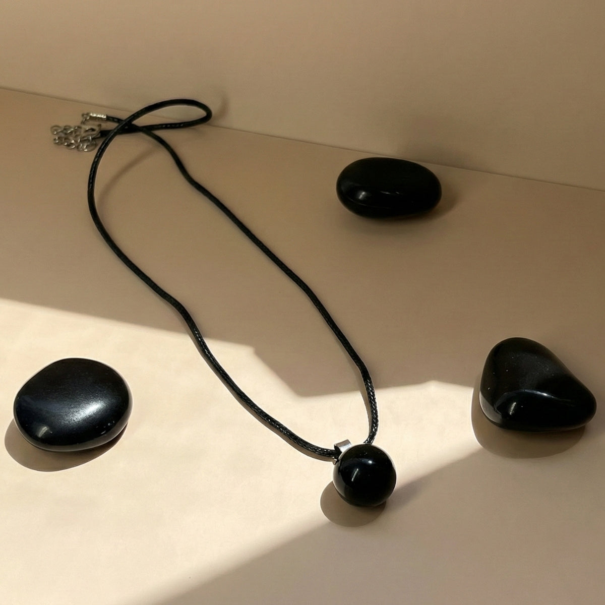 Collar de Ónix Cuero PU – Protección y Fuerza