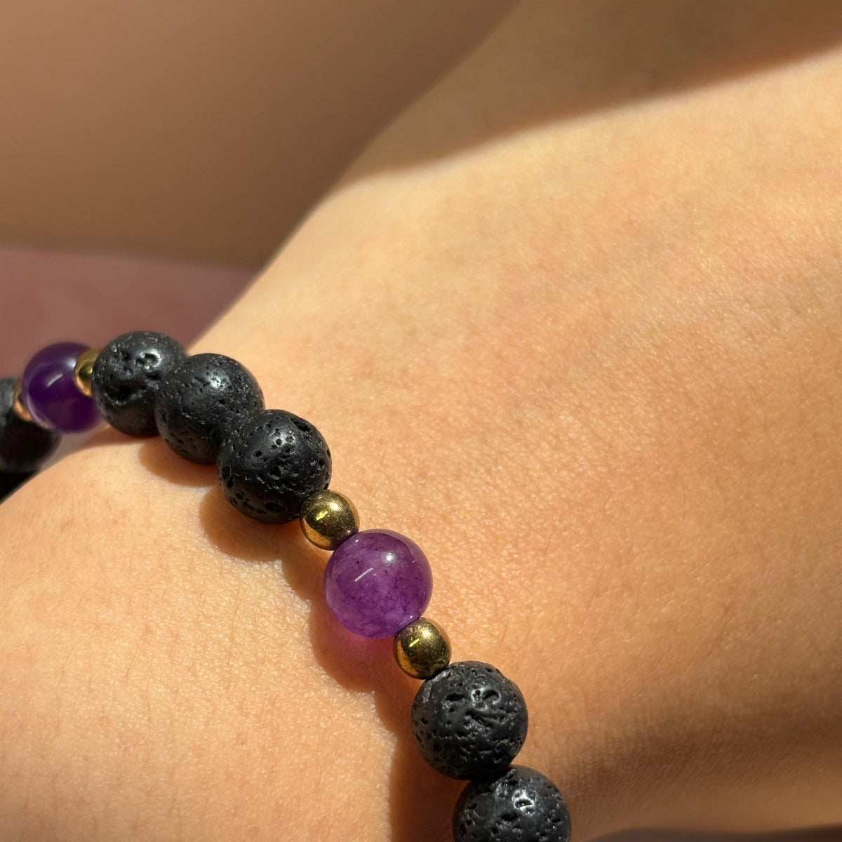 Pulsera de Lava Volcánica, Hematita y Amatista